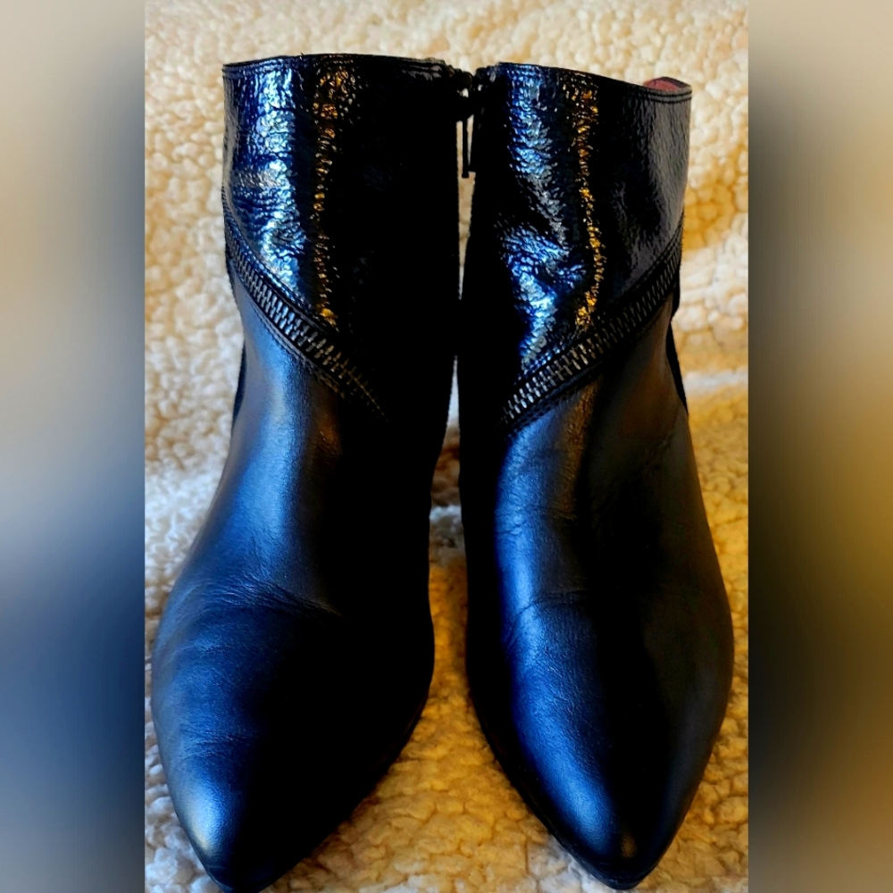 Sleek Black Ankle Boots with Zipper Detail